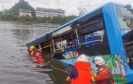 貴州安順公交墜湖瞬間,猛轉向越過5股車道撞破護欄！