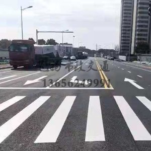 什么原因公路上的道路劃線一般都帶有反光膜？